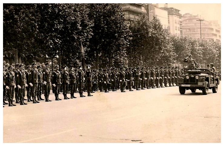 1976, abril. Desfile en Barcelona, revista del Capitán General